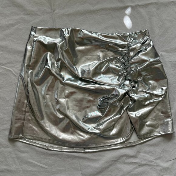 Silver Metallic Mini Skirt from Fashion Nova - Size 1X - Picture 1 of 6